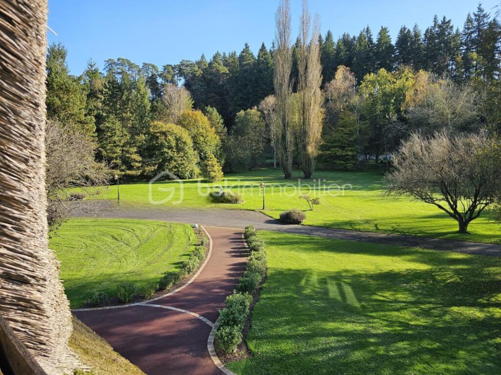 COUP DE COEUR : Magnifique chaumière, où vous admirerez le jardin depuis le SPA – 9 pièces – 5 chambres – 470 m²