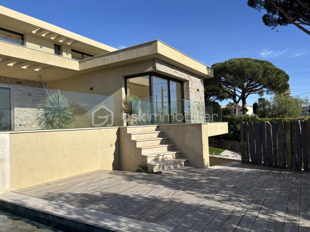 SAINTE MAXIME Villa contemporaine de prestige avec vue mer – 5 pièces – 4 chambres – 262 m²
