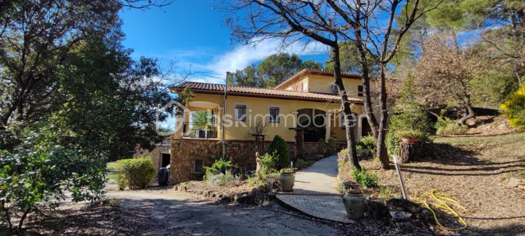 Villa traditionnelle 250 m² T2 terrain 7300 m² Piscine – 8 pièces – 5 chambres – 250 m²