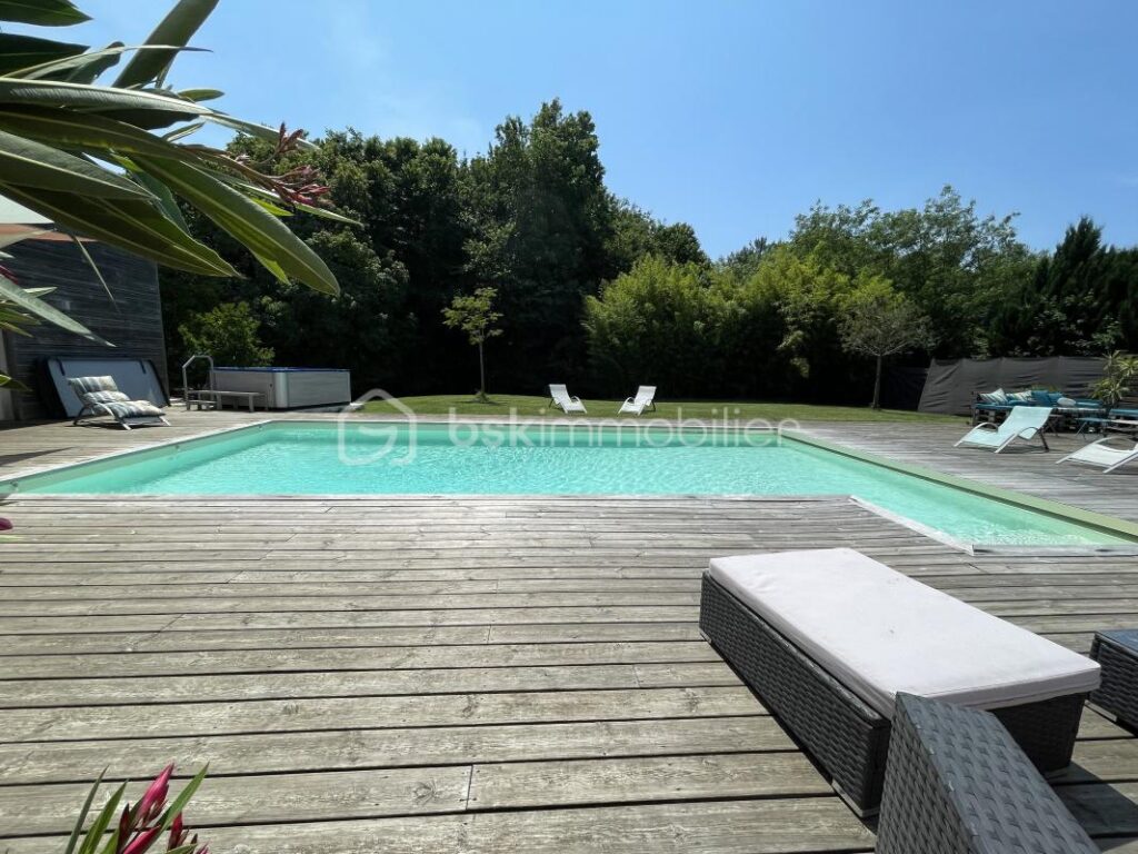 Villa au Calme avec Vue, Piscine & Dépendance – Un Vrai Coup de Cœur Familial ou Investisseur ! – 12 pièces – 5 chambres – 310 m²