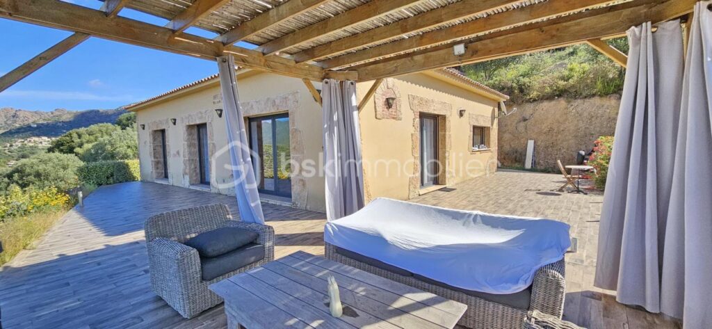 Bskimmobilier vous propose à la vente dans le joli village de FOZZANO la patrie de Colomba, une belle villa récente de plain-pied avec une très jolie vue qui caractérise ce bien… ! – 4 pièces – 3 chambres – 150 m²