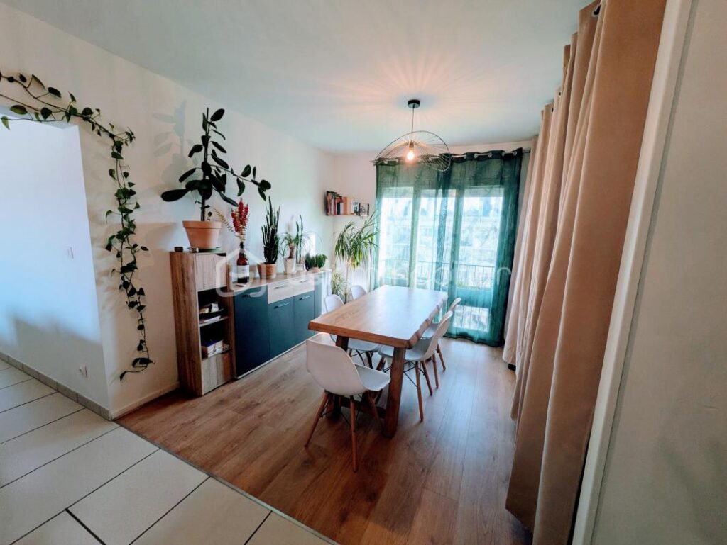 ✨ Bien rare à Valence ! Appartement T4 au 6ᵉ étage avec ascenseur, vue exceptionnelle sur le château de Crussol, quartier très prisé – 4 pièces – 2 chambres – 68 m²