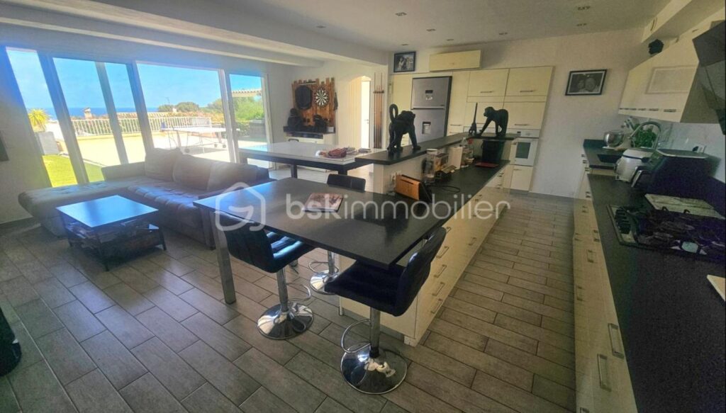 A LES ISSAMBRES (VAR) – PROPRIETE 7 PIECES 173 M² AVEC GRAND GARAGE ET PISCINE – VUE MER – 7 pièces – 4 chambres – 173 m²