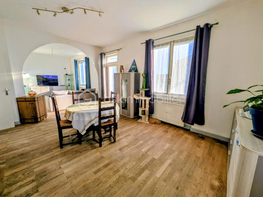 Maison individuelle dans petit village – 6 pièces – 4 chambres – 114 m²