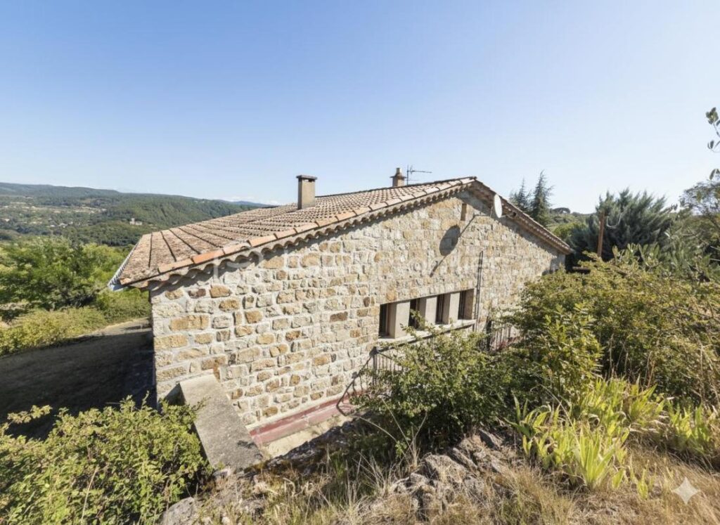 SUD ARDÈCHE – LES VANS : MAISON TRADITIONNELLE AVEC VUE PANORAMIQUE ET DOUBLE LOGEMENT – 6 pièces – 4 chambres – 163 m²