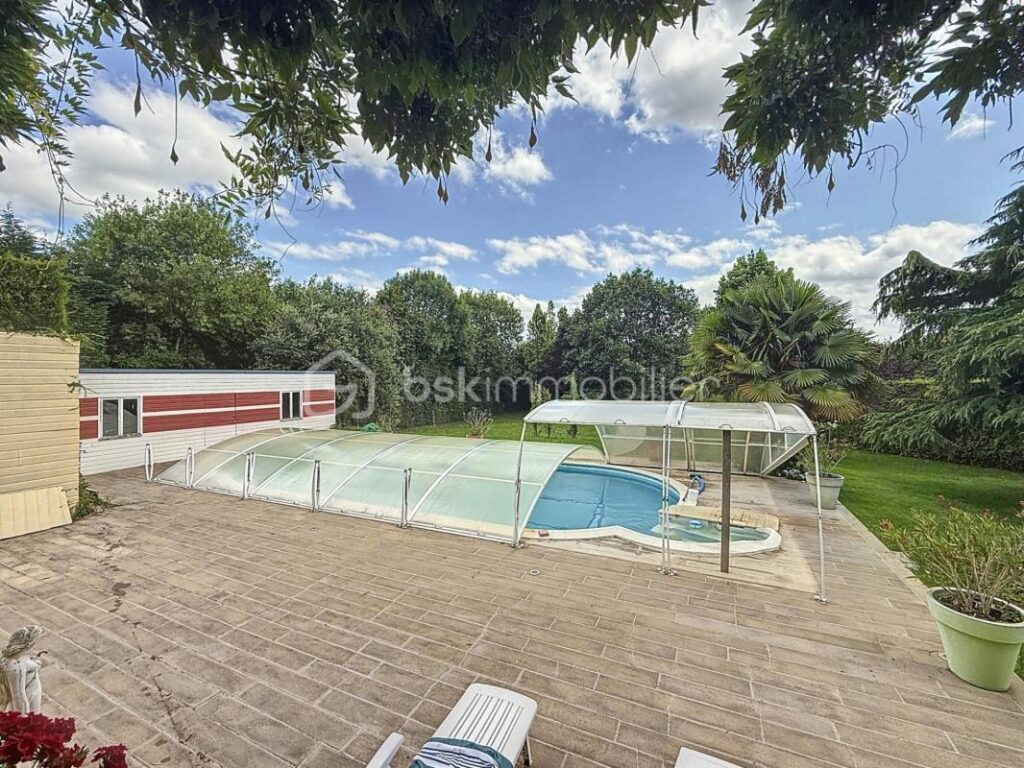 Propriété d’exception à vendre – Rougé (44) À 5 minutes de Châteaubriant – 230 m² habitables – Parc clos de plus de 4 800 m² – Piscine – Dépendances – 10 pièces – 4 chambres – 230 m²
