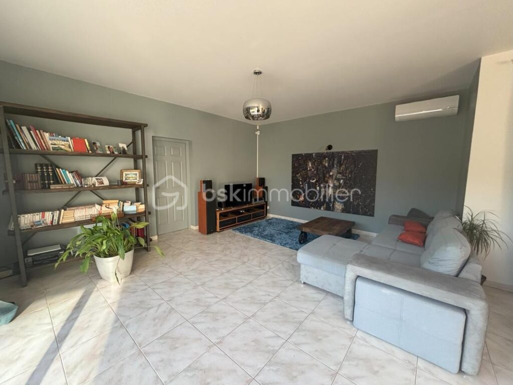 A vendre – Belle maison familiale de plain-pied de 153 m² sur un terrain de 1000m² avec jardin arboré et piscine – 5 pièces – 4 chambres – 153 m²