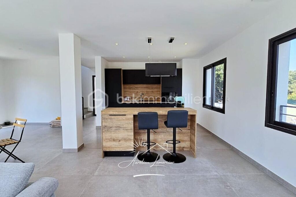 Villa 5 pièces 147m2 sur un terrain de 450m2 – Poulx – 5 pièces – 4 chambres – 147 m²