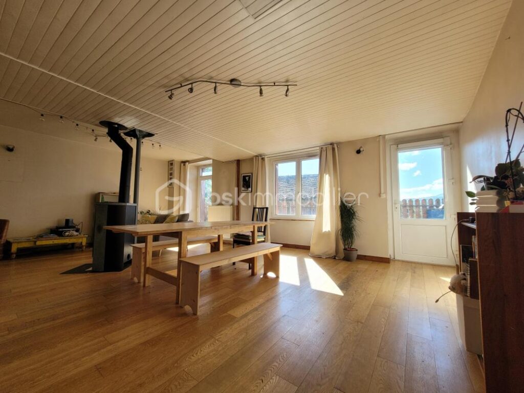 Rives Maison familiale Individuelle 250 000 € – 8 pièces – 7 chambres – 194 m²