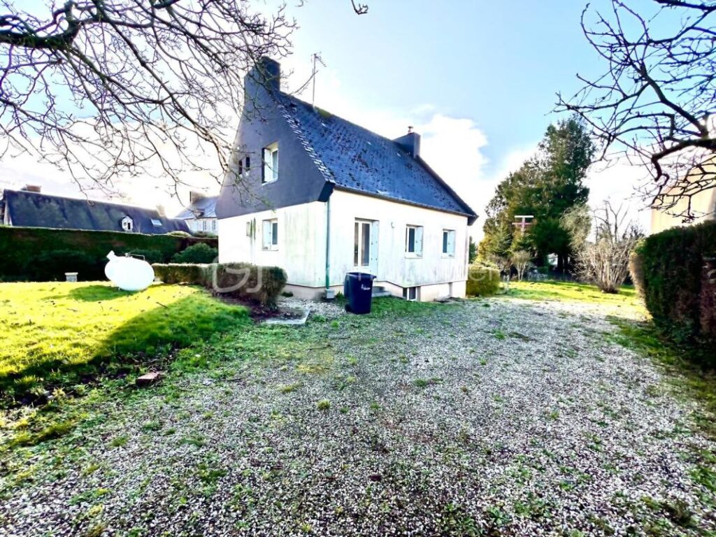 Charmante Maison Familiale de 111 m² – Grand Terrain et Sous-sol Complet – 5 pièces – 3 chambres – 111 m²