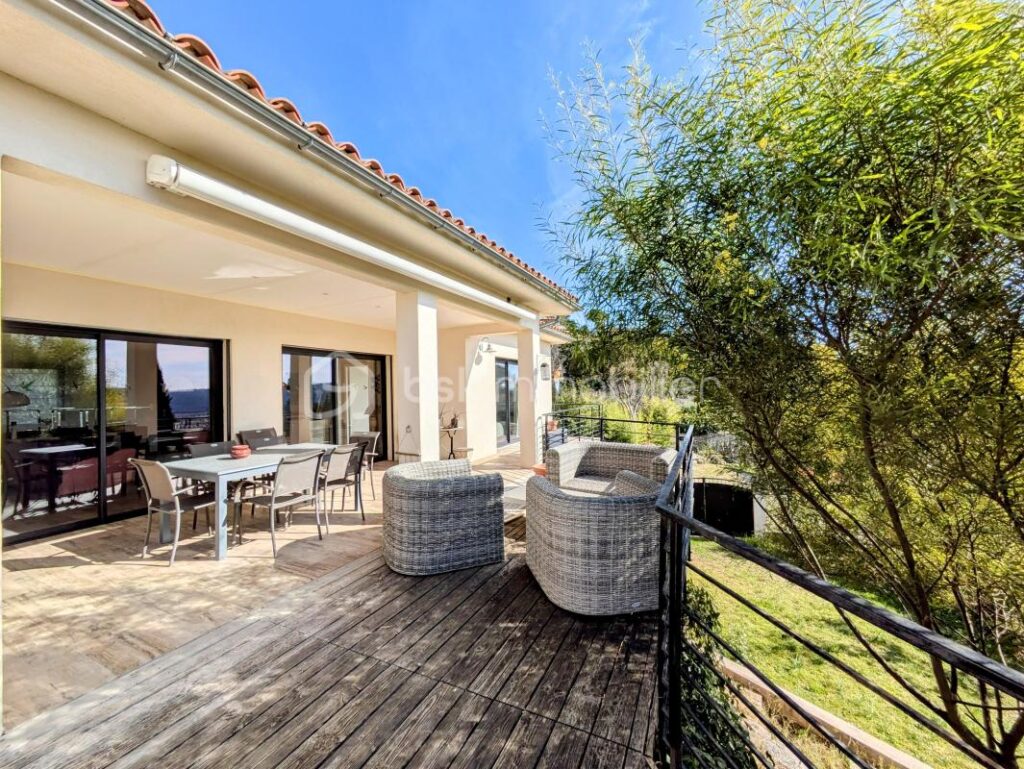 Maison de plain pied de 110m2, une vue dégagée, piscine – 4 pièces – 2 chambres – 110 m²