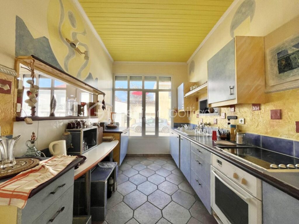 IMMEUBLE MIXTE DE 348m2 AVEC HÔTEL, LOFT, BOUTIQUE ET CAFÉ ! – 11 pièces – NR chambres – 348 m²