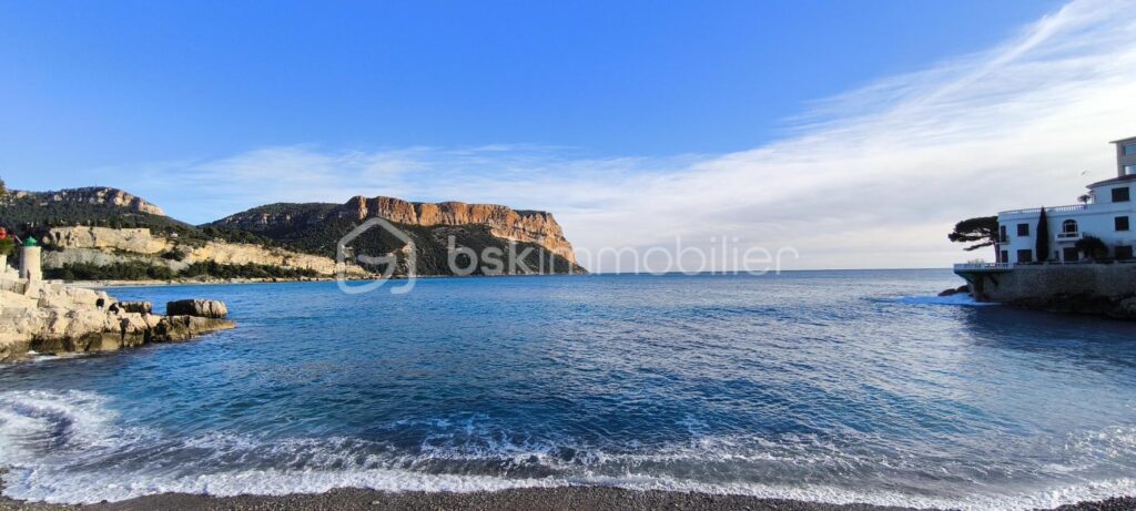 Magnifique appartement T3, avec une cave , située dans une résidence sur les hauteurs de Cassis – 3 pièces – 2 chambres – 67 m²