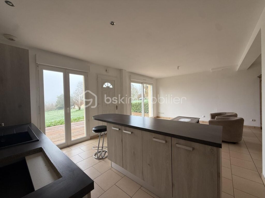 Maison familiale à 5 minutes de Pont-l’Évêque – Grand terrain de 3 900 m² et belle vue – 4 pièces – 3 chambres – 104 m²