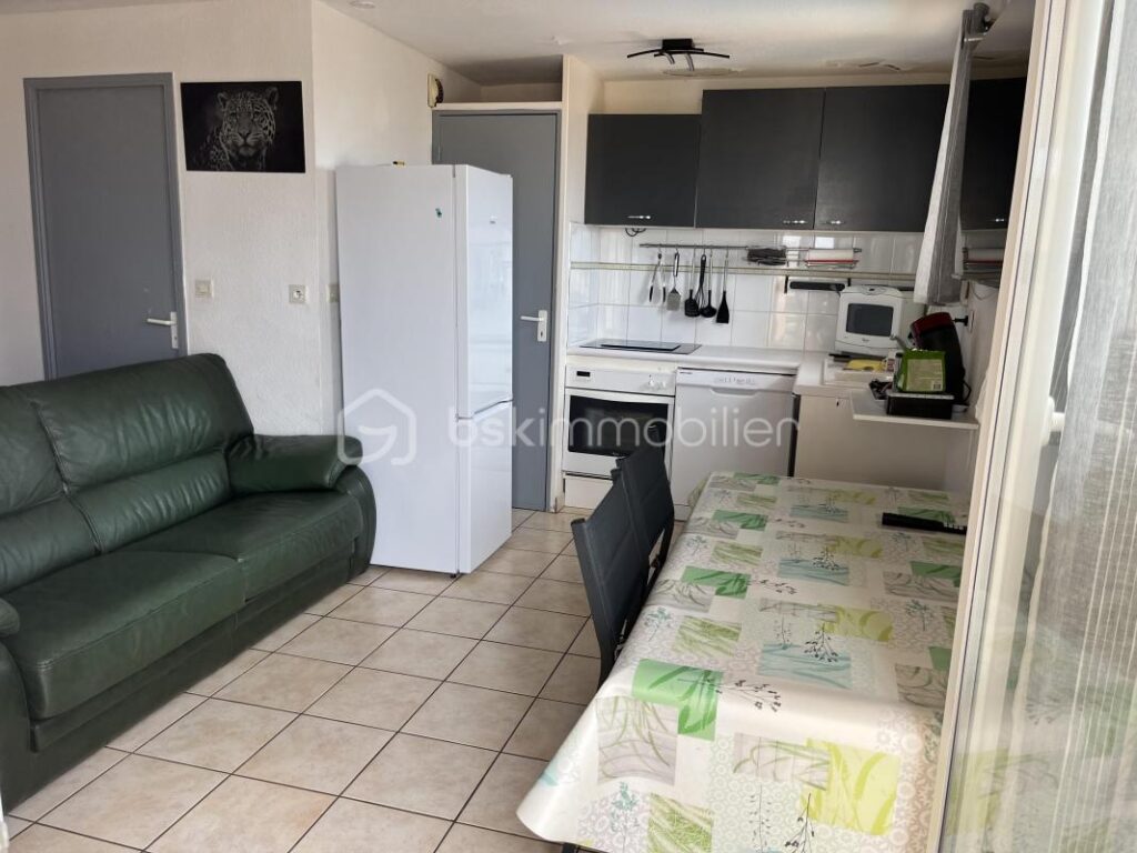 Dans résidence sécurisée face à la plage, appartement T5 avec terrasse, piscine et place de parking privative – 5 pièces – 4 chambres – 63 m²