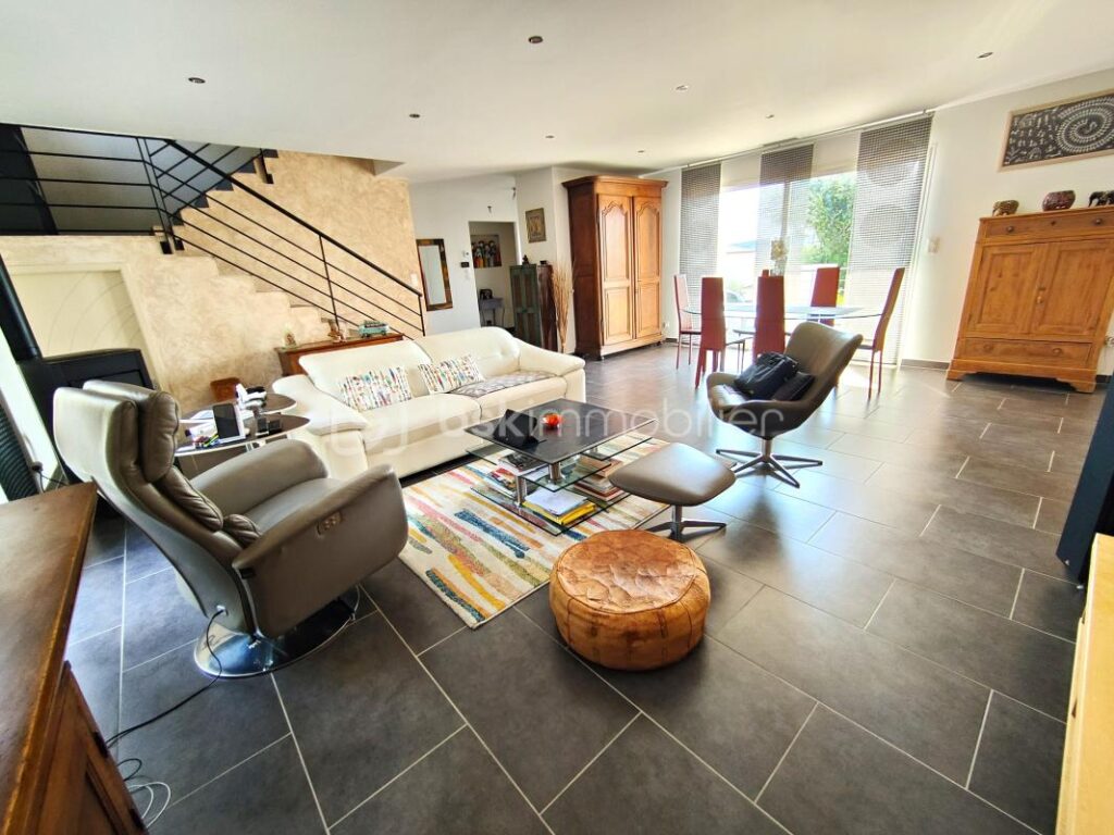 MONTREDON DES CORBIÈRES – VILLA moderne 5 pièces 165m² habitable avec VUE EXCEPTIONNELLE – GRANDE CUISINE EQUIPEE – ARRIÈRE CUISINE – GARAGE 18m² avec mezzanine – 4 CHAMBRES dont GRANDE SUITE PARENTALE – CLIM GAINABLE sur PARCELLE 585m² – 5 pièces – 4 chambres – 165 m²