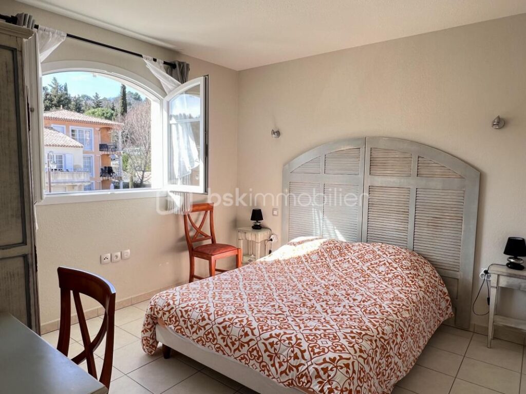 Appartement T3 de 52 m² au dernier étage dans un beau domaine de l’arrière pays varois – 3 pièces – 2 chambres – 52 m²