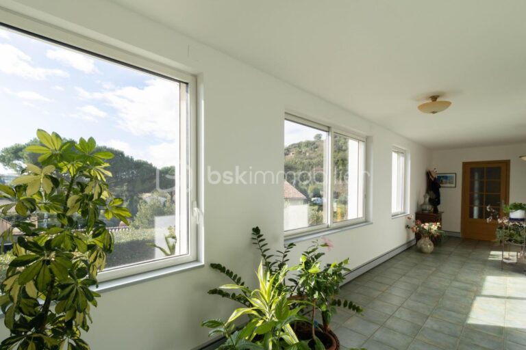 Demeure de caractère avec ascenseur, dépendances et terrain piscinable – 8 pièces – 6 chambres – 255 m²