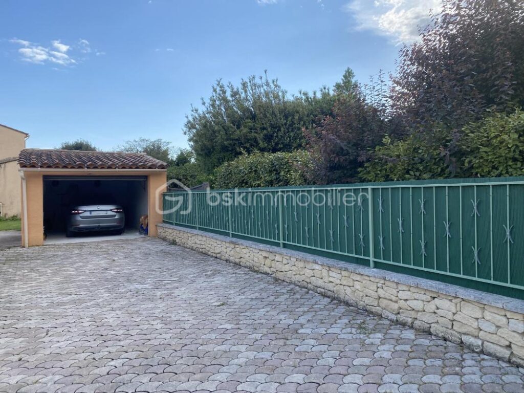 Maison de plain-pied avec piscine, jardin entièrement clôturé avec vue dégagée sur les monts du Luberon – 7 pièces – 4 chambres – 150 m²