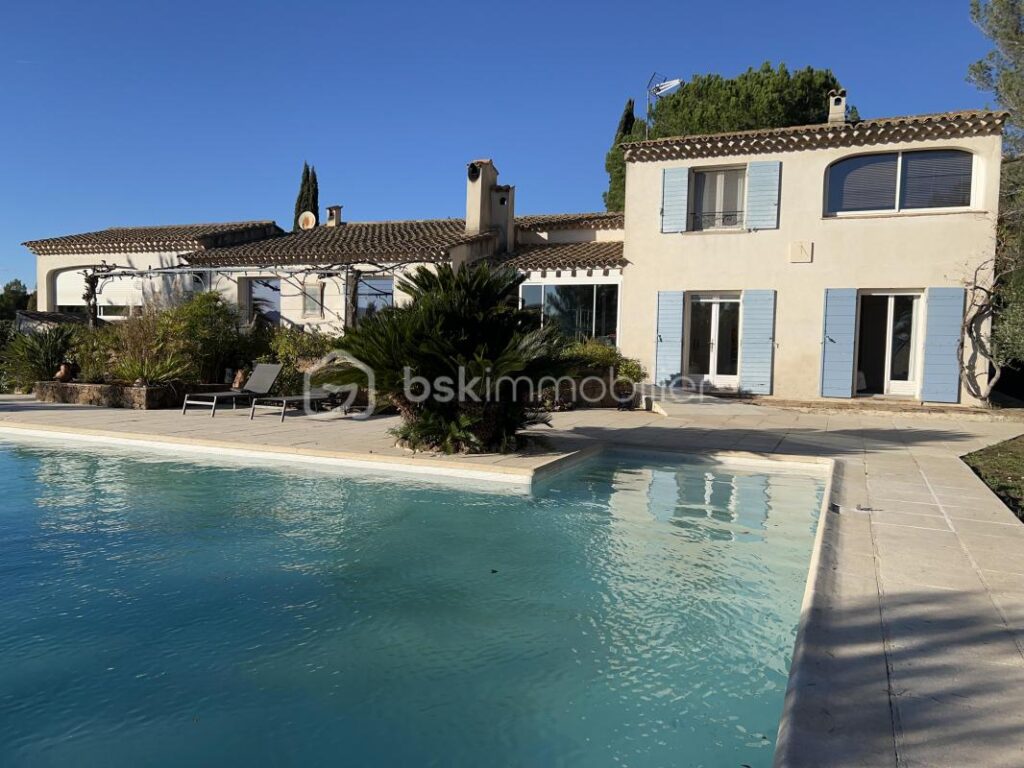 Vue Spectaculaire sur le Rocher : L’Art de Vivre Provençal à La Bouverie – 6 pièces – 4 chambres – 186 m²