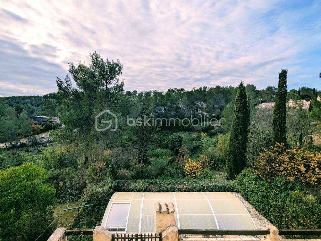 Villa avec piscine – Vue sur la nature – 6 chambres – parcelle de 1400m2 – 7 pièces – 6 chambres – 193 m²