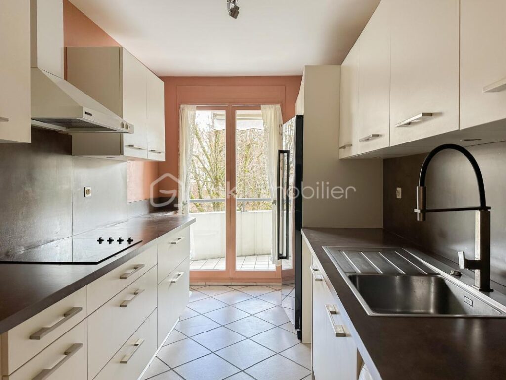 ANNECY CENTRE APPARTEMENT T4 A RENOVER QUARTIER DES ROMAINS – 4 pièces – 3 chambres – 93 m²