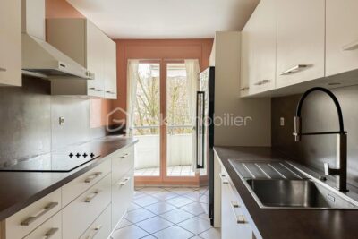 ANNECY CENTRE APPARTEMENT T4 A RENOVER QUARTIER DES ROMAINS – 4 pièces – 3 chambres – 93 m²