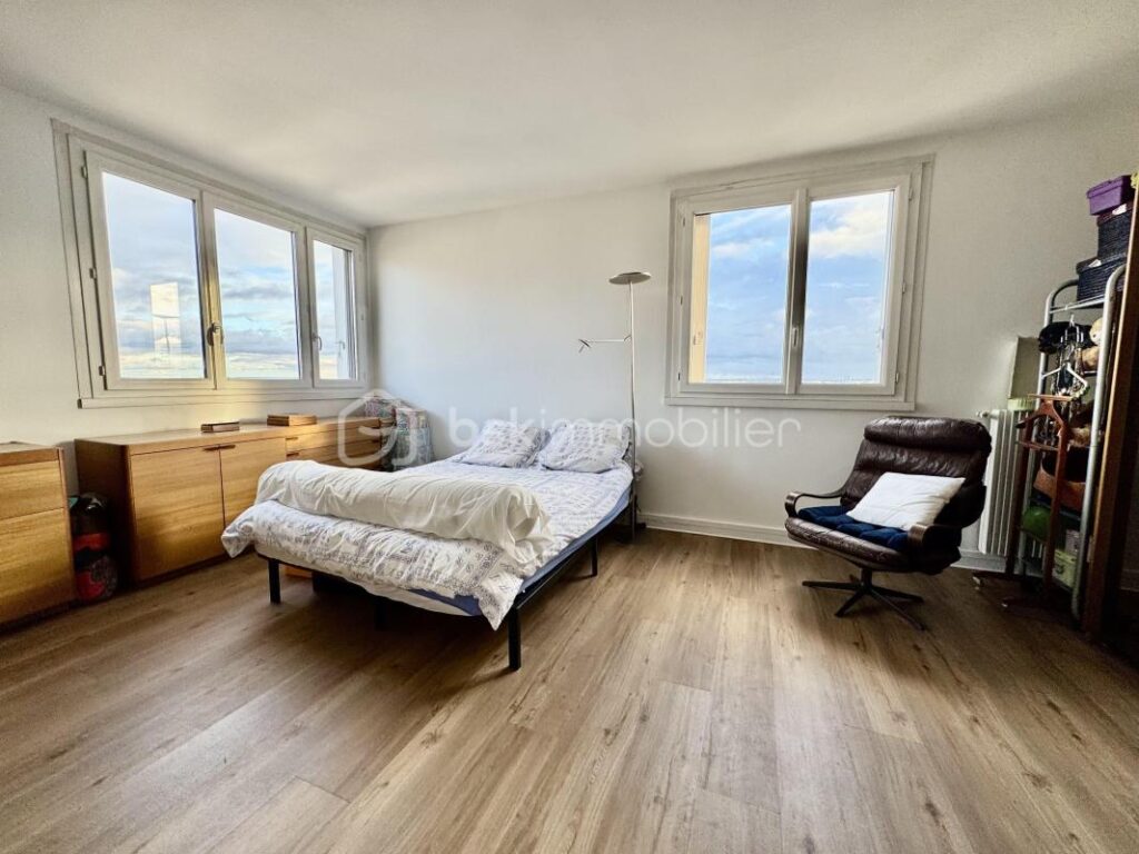 Appartement familial T5 spacieux + box – 111 m² – Stains – 5 pièces – 3 chambres – 111 m²