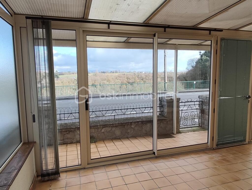 À deux pas du centre-ville de Saint-James – Une maison pleine de potentiel avec véranda et vue dégagée – 5 pièces – 2 chambres – 83 m²