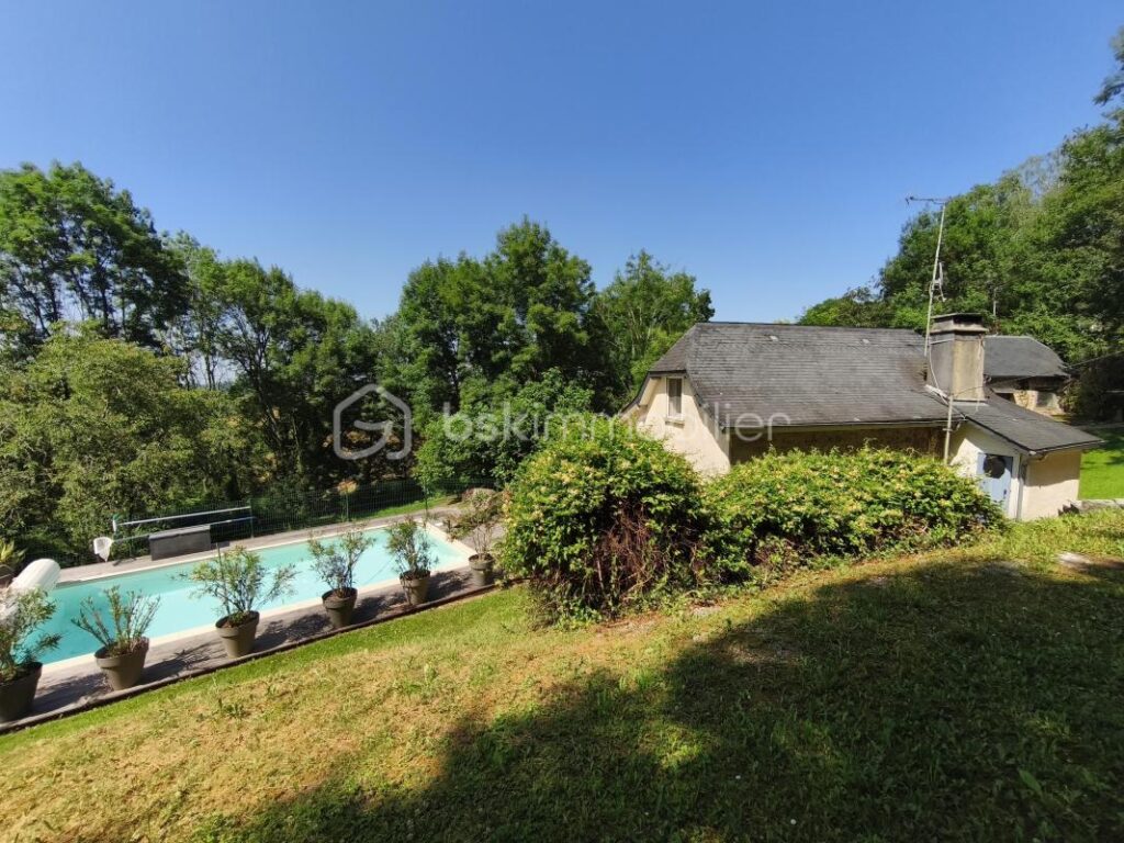 MAISONS DU 17 EME AVEC PETITE DEPENDANCE ET GARAGE – 5 pièces – 4 chambres – 150 m²