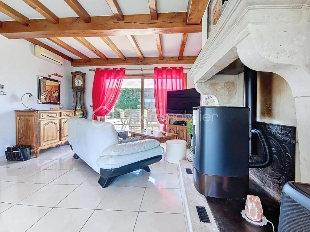 À VENDRE – Maison de caractère de 201 m² avec jardin paysager 🌿, piscine 🏊‍♂️ et vue dégagée 🌄 – 6 pièces – 4 chambres – 201 m²