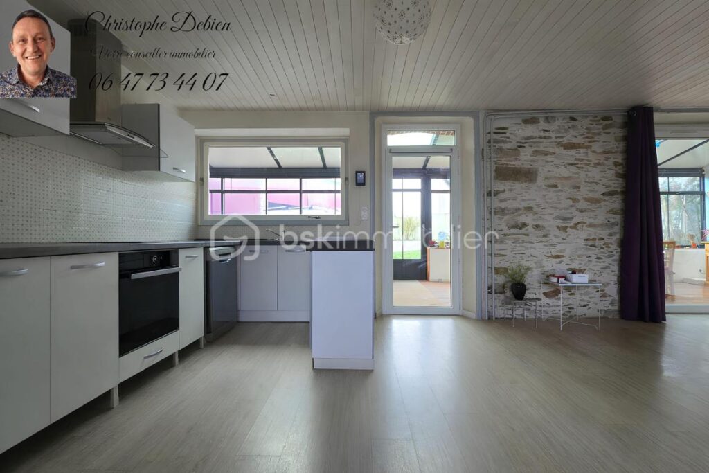 PAVILLON FAMILIAL 221 M² – 6 CHAMBRES – JARDIN CLOS & DÉPENDANCES – CENTRE DE CHAVAGNES-EN-PAILLERS – 10 pièces – 6 chambres – 221 m²