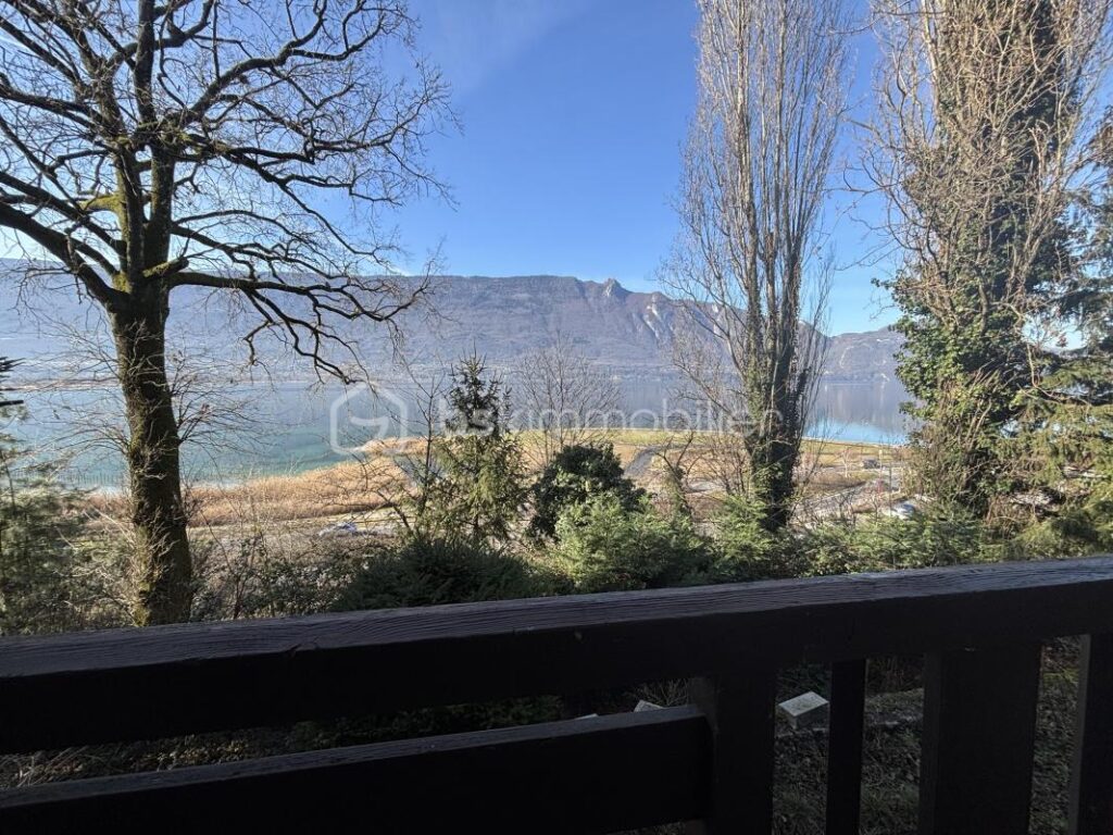 Chalet en bois avec vue sur le lac du Bourget – Le Vivier-du-Lac – 5 pièces – 3 chambres – 100 m²