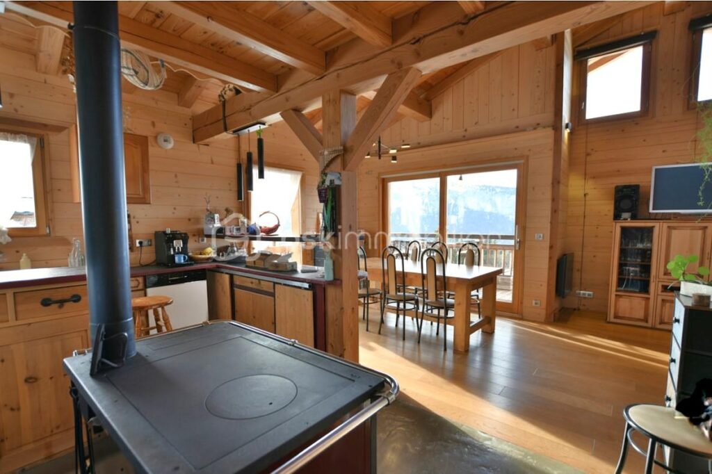 CHALET AVEC VUE PANORAMIQUE, ACCÈS SKI & POTENTIEL LOCATIF – 4 pièces – 3 chambres – 135 m²