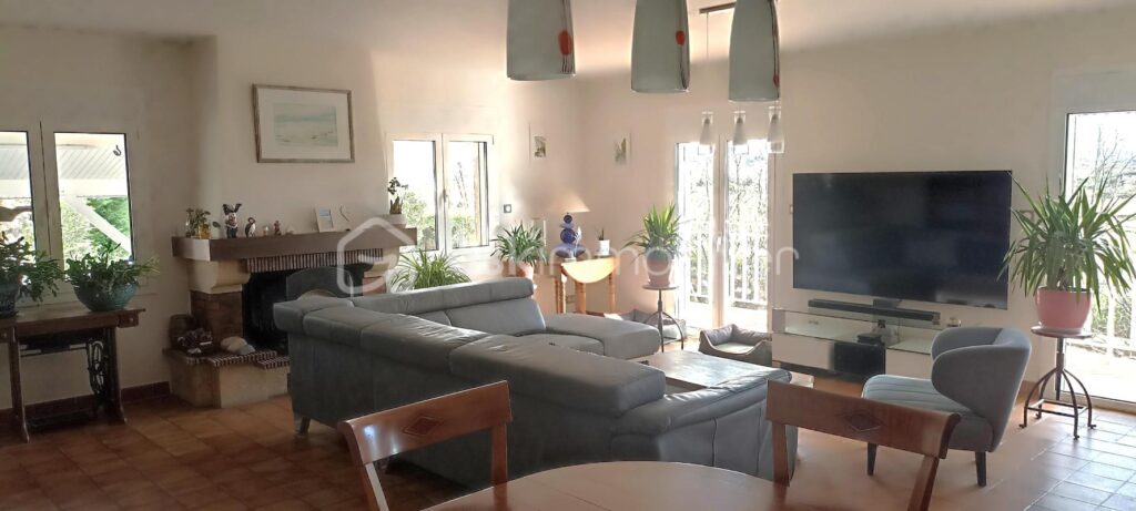 Grande maison familiale de charme avec vue imprenable sur les Pyrénées – Sous-sol entièrement aménagé – Grand terrain clôturé et dépendances – 8 pièces – 4 chambres – 152 m²