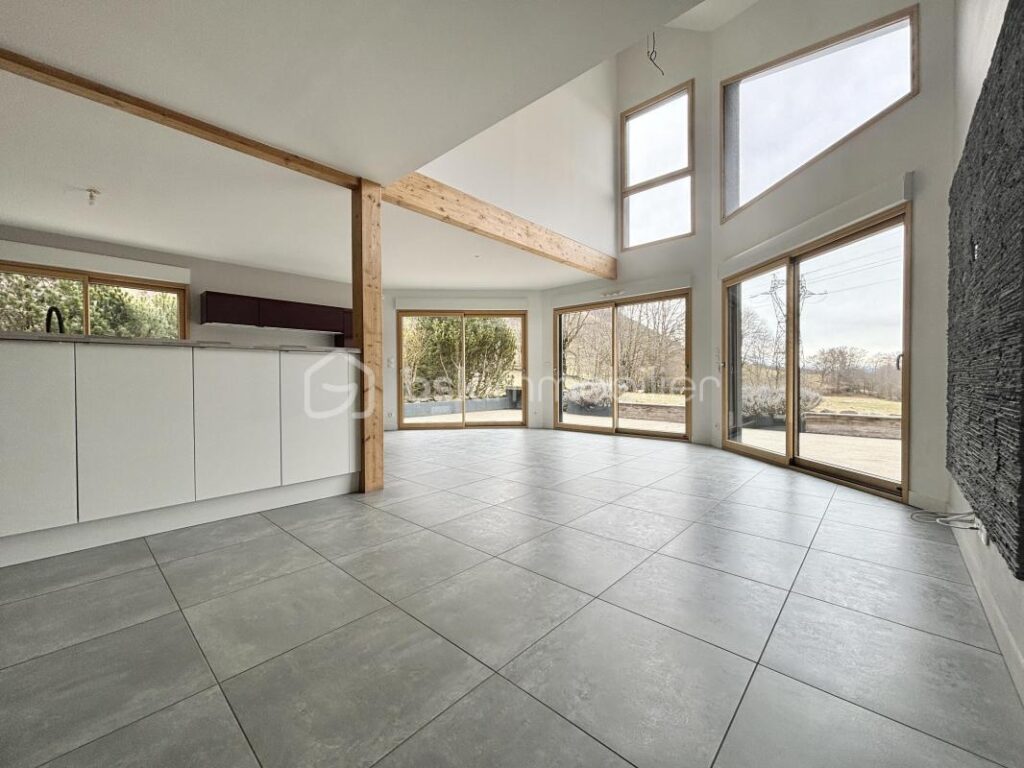 Maison d’architecte de 173m2 avec terrain de 993m2 – 6 pièces – 5 chambres – 173 m²