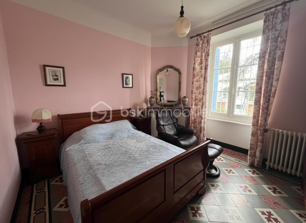 Maison de caractère avec annexe sur les hauteurs – 7 pièces – 5 chambres – 136 m²