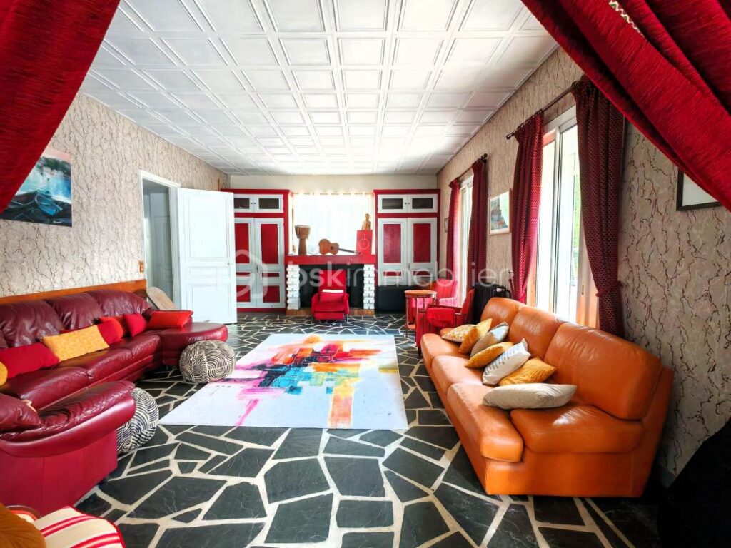 Spacieux pavillon au calme avec garage, sous-sol, jardin et bois – 11 pièces – 5 chambres – 416 m²