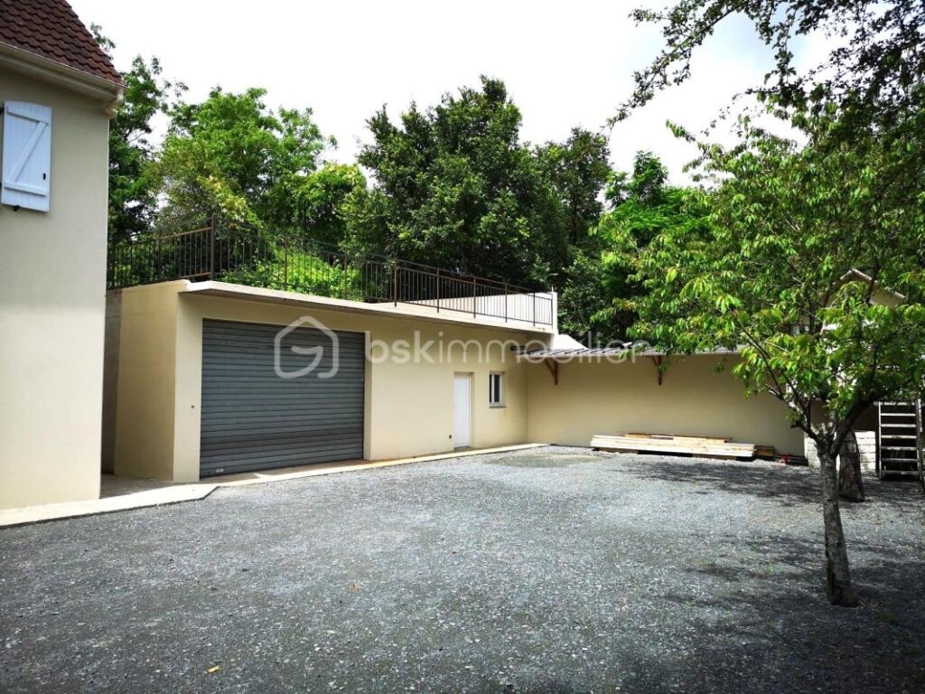 MAISON 8 pièces 186 m² – 8 pièces – 7 chambres – 183 m²