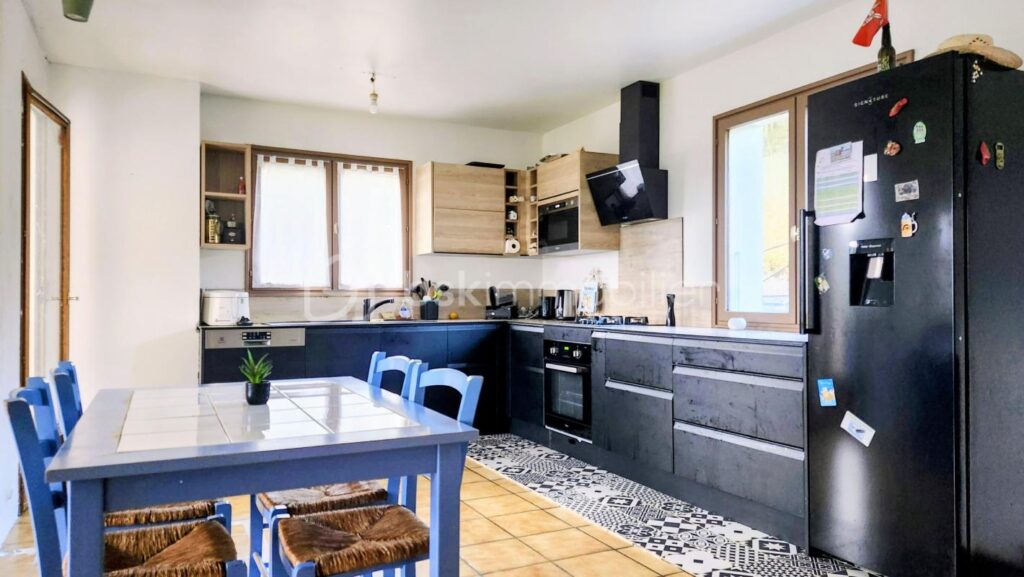 VALLIERES — CALME — VUE DEGAGEE — 4 CHAMBRES — GARAGE — CAVE – 5 pièces – 4 chambres – 94 m²