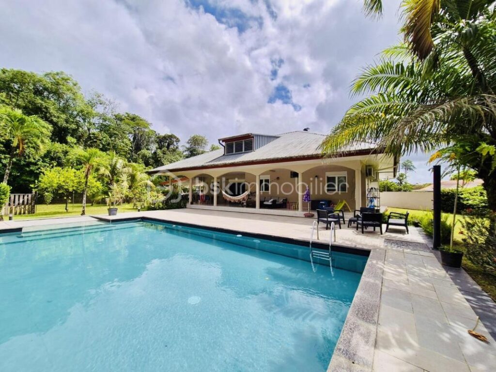 Superbe villa T4 de 200m2 à Matoury – 4 pièces – 3 chambres – 200 m²