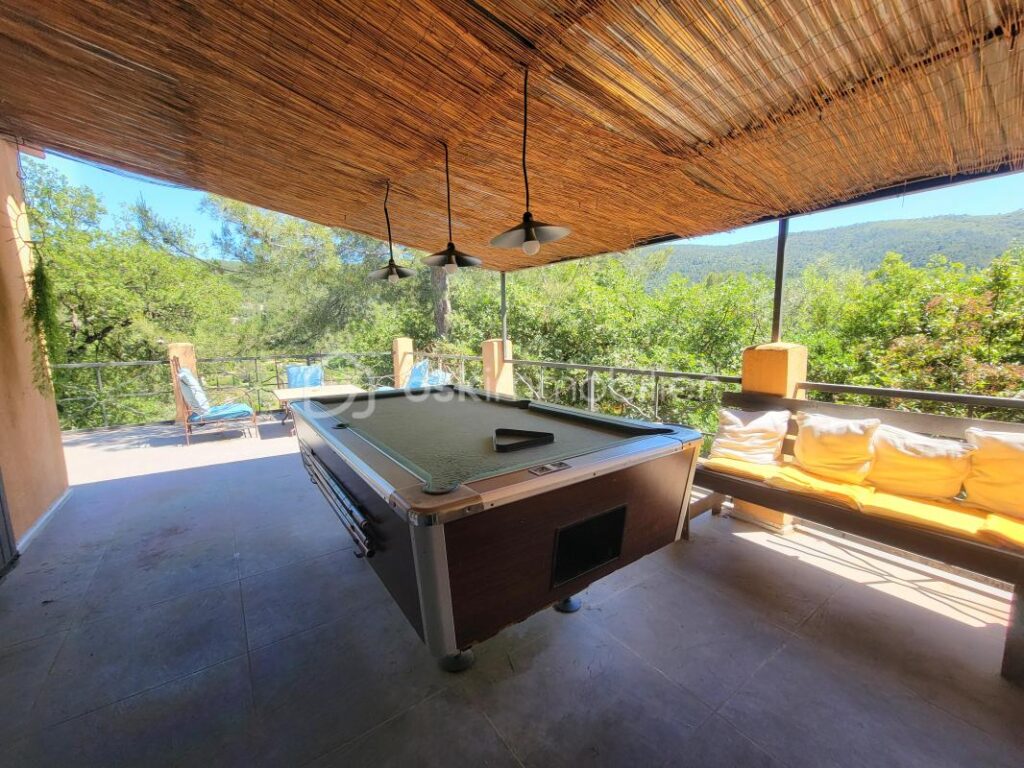 Grande maison familiale de plain pied avec piscine, terrasses, vue dégagée et T3 indépendant – 9 pièces – 7 chambres – 188 m²