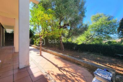 Rare à la vente : T3 de 95 m2 avec vue sur le château de Hyères – 3 pièces – 2 chambres – 95 m²