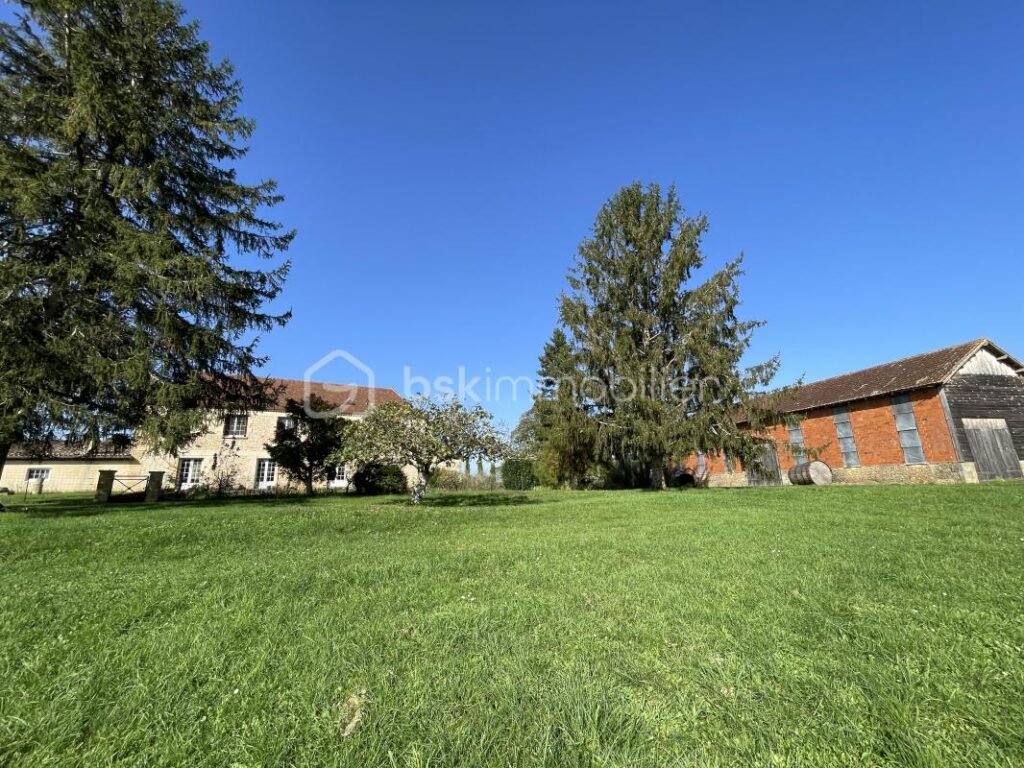 Magnifique bâtisse en pierre de 219m² habitable avec environ 658m² de dépendance sur 10600m² partiellement clos – 7 pièces – 4 chambres – 219 m²