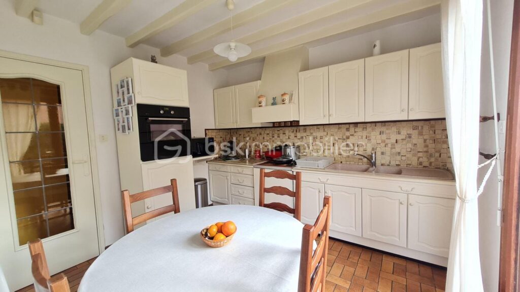 Baisse de prix ! Rare : Pavillon individuel plain-pied + 3 chambres + double garage + atelier+ jardin – 5 pièces – 3 chambres – 95 m²