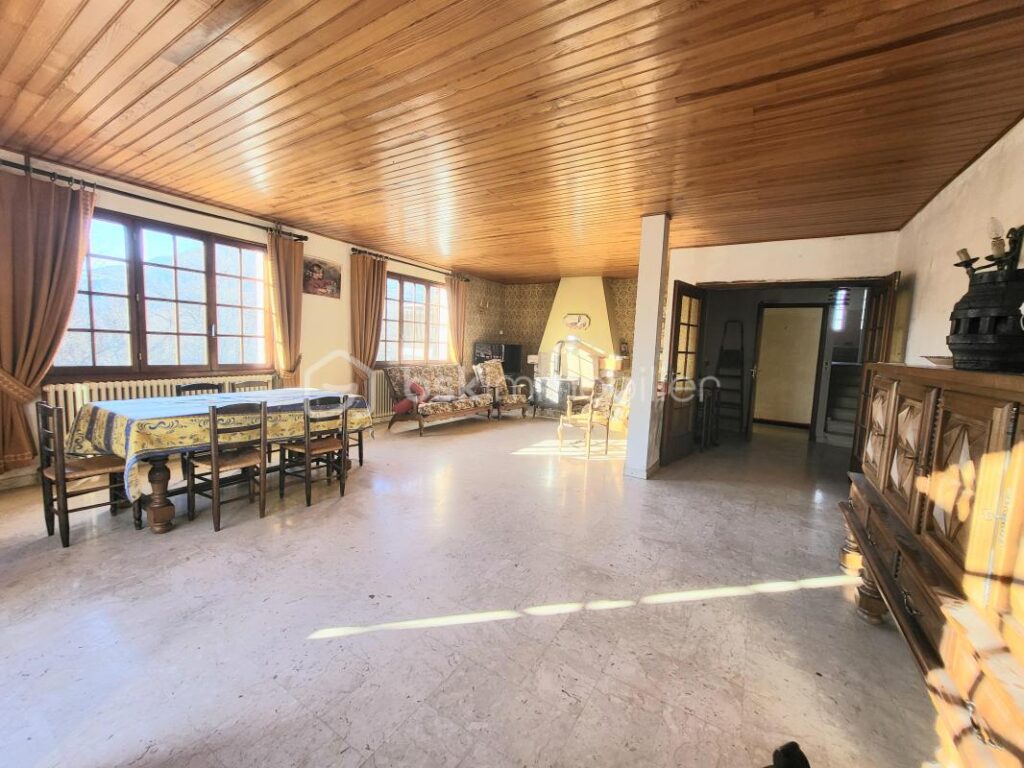 IDÉAL INVESTISSEUR / MARCHAND DE BIENS – Fort potentiel de rentabilité et plus-value – 264 m² sur 3 125 m² terrain – 15 pièces – 10 chambres – 264 m²