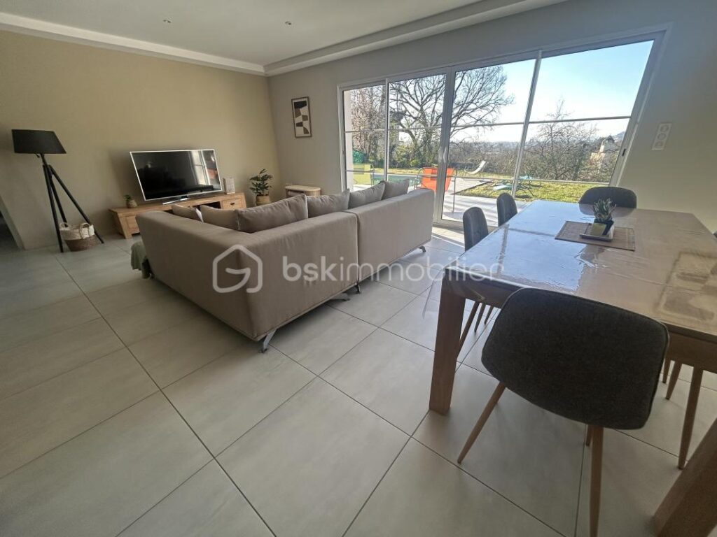 SUPERBE MAISON PLAIN PIED CONTEMPORAINE – 4 CHAMBRES – DOUBLE GARAGE – PISCINE – 5 pièces – 4 chambres – 138 m²