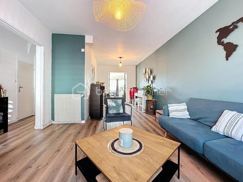 Maison de ville rénovée au coeur de Montebourg – Avec terrain, cour arrière, grange – 4 pièces – 2 chambres – 94 m²