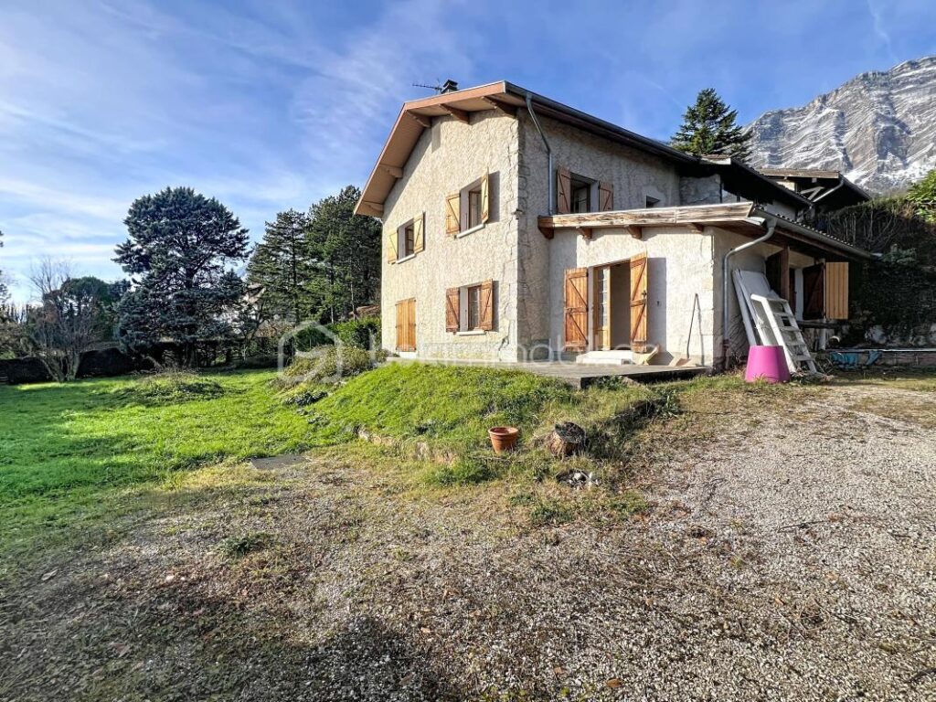 ***MAISON COUP DE COEUR A SAINT ISMIER A LA TOUR D ARCE A RENOVER*** – 4 pièces – 3 chambres – 126 m²