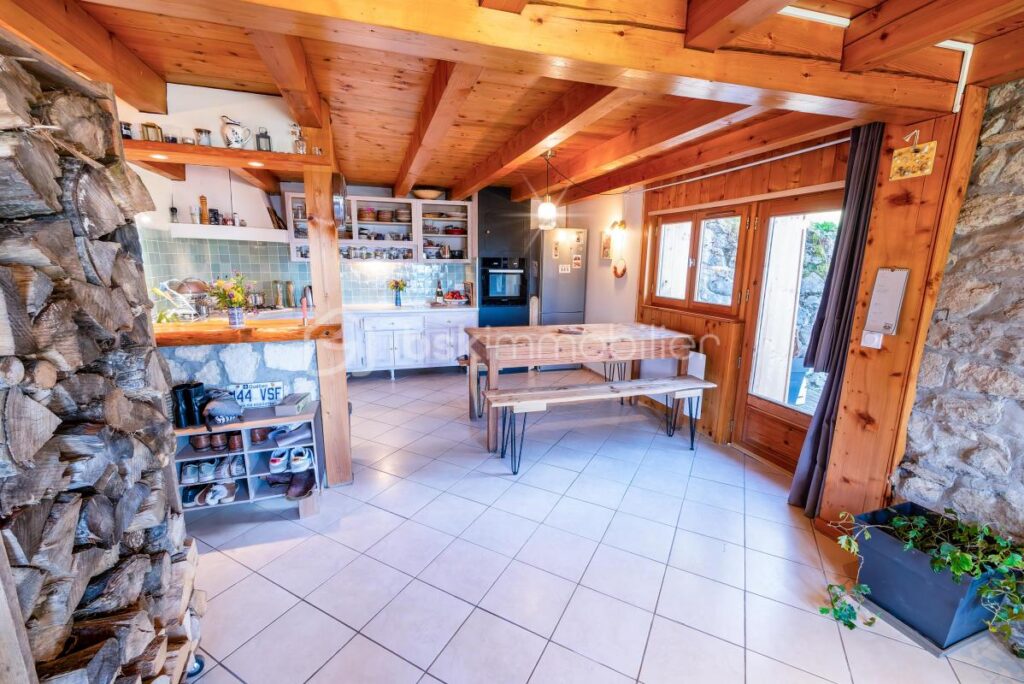 74130 – BRIZON – CHALET RÉNOVÉ 160M2 (144M2 HABITABLES) – TERRASSE, POTAGER – SUPERBE CADRE NATUREL – PROCHE DE LA VALLÉE DE L’ARVE – 6 pièces – 3 chambres – 144 m²
